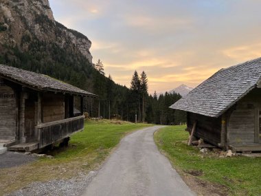 İsviçre 'nin Alp bölgesinde ve İsviçre' nin Bernese Oberland bölgesinde, Schweizer Alpenschaft 'taki Berderwege Oder Bergrouten' de sonbaharda yürüyüş rotaları veya dağcılık rotaları.