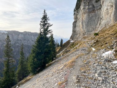 İsviçre 'nin Alp bölgesinde ve İsviçre' nin Bernese Oberland bölgesinde, Schweizer Alpenschaft 'taki Berderwege Oder Bergrouten' de sonbaharda yürüyüş rotaları veya dağcılık rotaları.