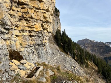 İsviçre 'nin Alp bölgesinde ve İsviçre' nin Bernese Oberland bölgesinde, Schweizer Alpenschaft 'taki Berderwege Oder Bergrouten' de sonbaharda yürüyüş rotaları veya dağcılık rotaları.