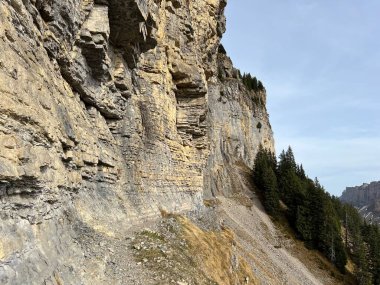 İsviçre 'nin Alp bölgesinde ve İsviçre' nin Bernese Oberland bölgesinde, Schweizer Alpenschaft 'taki Berderwege Oder Bergrouten' de sonbaharda yürüyüş rotaları veya dağcılık rotaları.