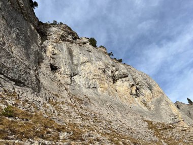 Sigriswilergrat dağındaki dik alp kayaları veya Emmental Alplerdeki Sigriswilergrat sırtındaki kayalık kayalıklar ve İsviçre 'deki Bernese Oberland, İsviçre (Berner Oberland, Schweiz)