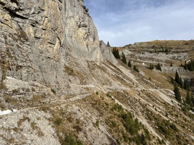 Sigriswilergrat dağındaki dik alp kayaları veya Emmental Alplerdeki Sigriswilergrat sırtındaki kayalık kayalıklar ve İsviçre 'deki Bernese Oberland, İsviçre (Berner Oberland, Schweiz)