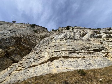 Sigriswilergrat dağındaki dik alp kayaları veya Emmental Alplerdeki Sigriswilergrat sırtındaki kayalık kayalıklar ve İsviçre 'deki Bernese Oberland, İsviçre (Berner Oberland, Schweiz)