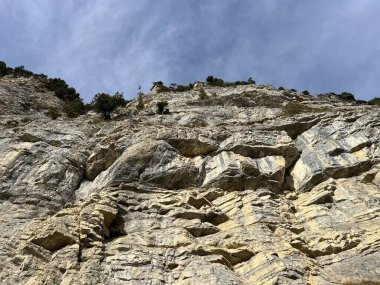 Sigriswilergrat dağındaki dik alp kayaları veya Emmental Alplerdeki Sigriswilergrat sırtındaki kayalık kayalıklar ve İsviçre 'deki Bernese Oberland, İsviçre (Berner Oberland, Schweiz)