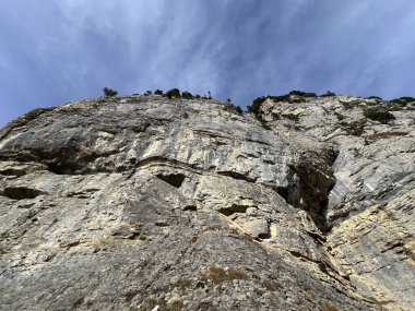 Sigriswilergrat dağındaki dik alp kayaları veya Emmental Alplerdeki Sigriswilergrat sırtındaki kayalık kayalıklar ve İsviçre 'deki Bernese Oberland, İsviçre (Berner Oberland, Schweiz)