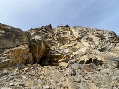 Sigriswilergrat dağındaki dik alp kayaları veya Emmental Alplerdeki Sigriswilergrat sırtındaki kayalık kayalıklar ve İsviçre 'deki Bernese Oberland, İsviçre (Berner Oberland, Schweiz)