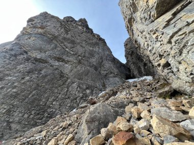 Sigriswilergrat dağındaki dik alp kayaları veya Emmental Alplerdeki Sigriswilergrat sırtındaki kayalık kayalıklar ve İsviçre 'deki Bernese Oberland, İsviçre (Berner Oberland, Schweiz)