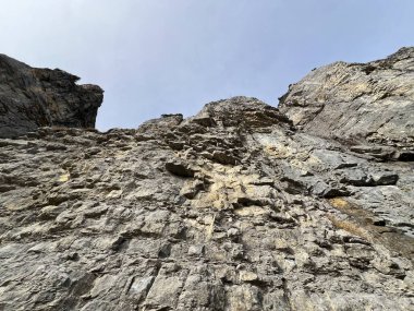 Sigriswilergrat dağındaki dik alp kayaları veya Emmental Alplerdeki Sigriswilergrat sırtındaki kayalık kayalıklar ve İsviçre 'deki Bernese Oberland, İsviçre (Berner Oberland, Schweiz)