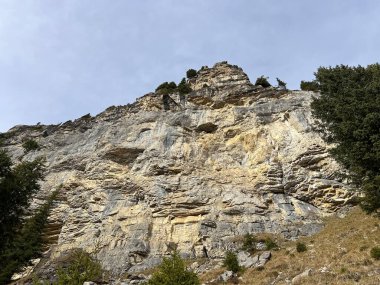 Sigriswilergrat dağındaki dik alp kayaları veya Emmental Alplerdeki Sigriswilergrat sırtındaki kayalık kayalıklar ve İsviçre 'deki Bernese Oberland, İsviçre (Berner Oberland, Schweiz)
