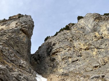 Sigriswilergrat dağındaki dik alp kayaları veya Emmental Alplerdeki Sigriswilergrat sırtındaki kayalık kayalıklar ve İsviçre 'deki Bernese Oberland, İsviçre (Berner Oberland, Schweiz)