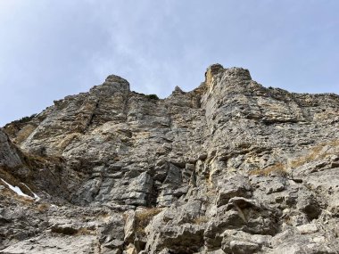 Sigriswilergrat dağındaki dik alp kayaları veya Emmental Alplerdeki Sigriswilergrat sırtındaki kayalık kayalıklar ve İsviçre 'deki Bernese Oberland, İsviçre (Berner Oberland, Schweiz)