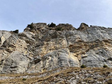 Sigriswilergrat dağındaki dik alp kayaları veya Emmental Alplerdeki Sigriswilergrat sırtındaki kayalık kayalıklar ve İsviçre 'deki Bernese Oberland, İsviçre (Berner Oberland, Schweiz)