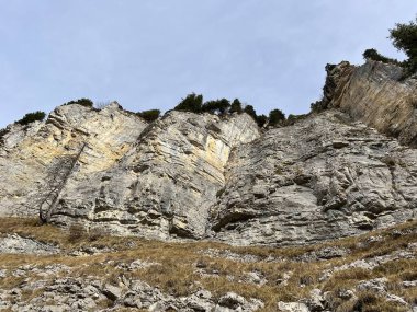 Sigriswilergrat dağındaki dik alp kayaları veya Emmental Alplerdeki Sigriswilergrat sırtındaki kayalık kayalıklar ve İsviçre 'deki Bernese Oberland, İsviçre (Berner Oberland, Schweiz)