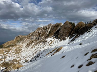 İsviçre 'nin iklim değişikliği ve küresel ısınmanın yol açtığı İsviçre Alplerindeki taze kar örtüsünün hızlandırılmış erimesi, İsviçre - Schweizer Alplerindeki Beschleunigtes Abschmelzen der Neuschneedecke in den Schweizer Alpen