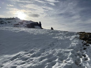 İsviçre 'nin iklim değişikliği ve küresel ısınmanın yol açtığı İsviçre Alplerindeki taze kar örtüsünün hızlandırılmış erimesi, İsviçre - Schweizer Alplerindeki Beschleunigtes Abschmelzen der Neuschneedecke in den Schweizer Alpen