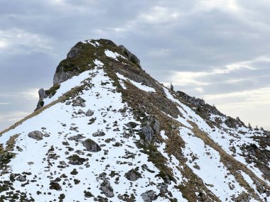 İsviçre 'nin iklim değişikliği ve küresel ısınmanın yol açtığı İsviçre Alplerindeki taze kar örtüsünün hızlandırılmış erimesi, İsviçre - Schweizer Alplerindeki Beschleunigtes Abschmelzen der Neuschneedecke in den Schweizer Alpen