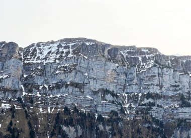  İsviçre 'nin Bernese Oberland kentindeki Emmental Alpleri' ndeki Guggisgrat dağ sırtı - Der Berggrat Guggisgrat (veya Gueggisgrat) in den Emmentaler Alpen im Schweizer Berner Oberland, Schweiz)