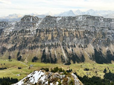 İsviçre 'nin Bernese Oberland kentindeki Emmental Alpleri' ndeki Guggisgrat dağ sırtı - Der Berggrat Guggisgrat (veya Gueggisgrat) in den Emmentaler Alpen im Schweizer Berner Oberland, Schweiz)