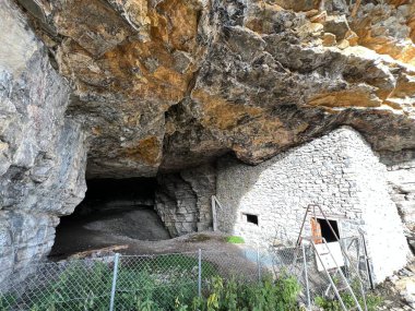 Bern Kantonu yakınlarındaki Schafloch mağarası (Bernese Oberland, İsviçre) - Die Hoehle Schafloch bei Sigriswil im Kanton Bern (Berner Oberland, Schweiz)