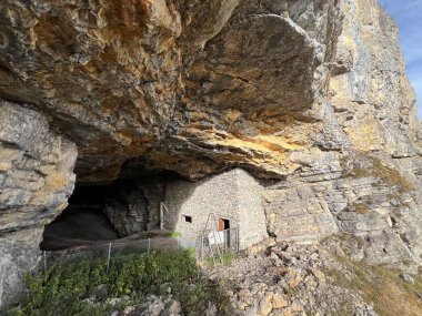 Bern Kantonu yakınlarındaki Schafloch mağarası (Bernese Oberland, İsviçre) - Die Hoehle Schafloch bei Sigriswil im Kanton Bern (Berner Oberland, Schweiz)