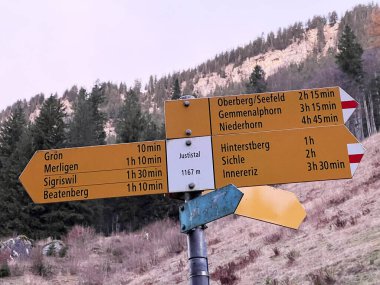 İsviçre 'nin Bergsteiger-Wegweiser ve Markierungen auf Gipfeln und Haengen im Berner Oberland, Schweiz