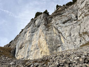 Sigriswilergrat dağındaki dik alp kayaları veya Emmental Alplerdeki Sigriswilergrat sırtındaki kayalık kayalıklar ve İsviçre 'deki Bernese Oberland, İsviçre (Berner Oberland, Schweiz)