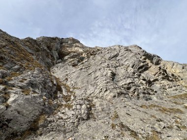Sigriswilergrat dağındaki dik alp kayaları veya Emmental Alplerdeki Sigriswilergrat sırtındaki kayalık kayalıklar ve İsviçre 'deki Bernese Oberland, İsviçre (Berner Oberland, Schweiz)