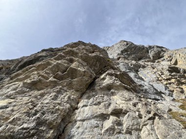 Sigriswilergrat dağındaki dik alp kayaları veya Emmental Alplerdeki Sigriswilergrat sırtındaki kayalık kayalıklar ve İsviçre 'deki Bernese Oberland, İsviçre (Berner Oberland, Schweiz)