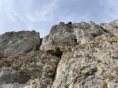 Sigriswilergrat dağındaki dik alp kayaları veya Emmental Alplerdeki Sigriswilergrat sırtındaki kayalık kayalıklar ve İsviçre 'deki Bernese Oberland, İsviçre (Berner Oberland, Schweiz)