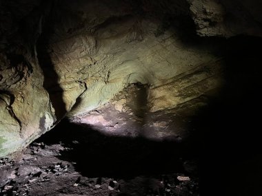 Klicevica 'daki Büyük Mağara ve Klicevica deresinin kanyonu veya Hırvatistan' ın Velika Klicevica Mağarası - Velika pecina u Klicevici i kanjonu potoka Klicevice kod Benkovca ili Spilja Velika Klicevica, Hrvatska