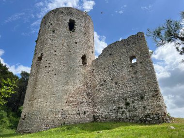 Antik Hırvat Klicevica kalesi veya askeri kale Klicevica 'nın kalıntıları (Benkovac, Hırvatistan) - Starohrvatska utvrda Klicevica ili ostaci vojne utvrde Klicevica (Benkovac, Hrvatska)