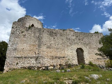 Antik Hırvat Klicevica kalesi veya askeri kale Klicevica 'nın kalıntıları (Benkovac, Hırvatistan) - Starohrvatska utvrda Klicevica ili ostaci vojne utvrde Klicevica (Benkovac, Hrvatska)
