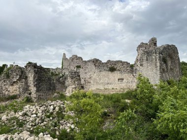 Eski Vrana kasabası veya ortaçağ tahkim edilmiş Vrana kasabasının kalıntıları (Vrana, Hırvatistan) - Stari grad Vrana ili rusevine srednjovjeknoga utvrdjenoga grada iznad Vranskog jezera (Vrana, Hrvatska)