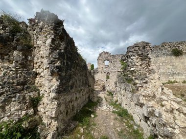 Eski Vrana kasabası veya ortaçağ tahkim edilmiş Vrana kasabasının kalıntıları (Vrana, Hırvatistan) - Stari grad Vrana ili rusevine srednjovjeknoga utvrdjenoga grada iznad Vranskog jezera (Vrana, Hrvatska)