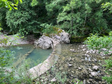 Rjecina Nehri (İtalyanca; Eneo veya Fiumara, Almanca; Flaum veya Pflaum), Hırvatistan - Rijeka Rjecina (Ricina ili Recina), Hrvatska