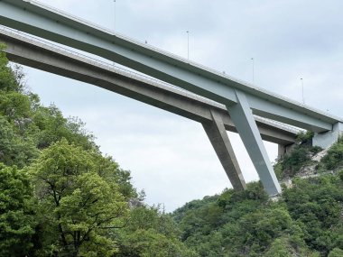 Rjecina Nehri kanyonu üzerindeki Rjecina Köprüsü Adriyatik Denizi, Hırvatistan - Rjecina preko kanjona rijeke Rjecine i prije usca u Jadransko more, Hrvatska (Die Rjecina-Bruecke)