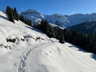 İsviçre Alplerinde ve St. Antoenien köyünde (Kanton Graubuenden, Schweiz)