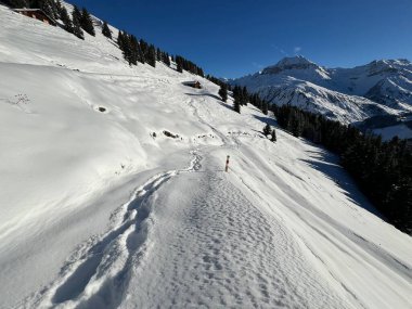 İsviçre Alplerinde ve St. Antoenien köyünde (Kanton Graubuenden, Schweiz)