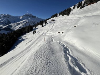 İsviçre Alplerinde ve St. Antoenien köyünde (Kanton Graubuenden, Schweiz)