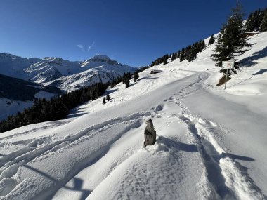 İsviçre Alplerinde ve St. Antoenien köyünde (Kanton Graubuenden, Schweiz)