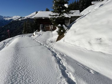 İsviçre Alplerinde ve St. Antoenien köyünde (Kanton Graubuenden, Schweiz)