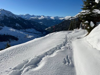 İsviçre Alplerinde ve St. Antoenien köyünde (Kanton Graubuenden, Schweiz)