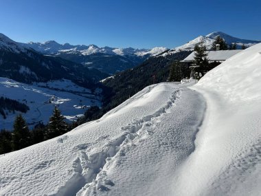 İsviçre Alplerinde ve St. Antoenien köyünde (Kanton Graubuenden, Schweiz)