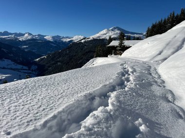 İsviçre Alplerinde ve St. Antoenien köyünde (Kanton Graubuenden, Schweiz)