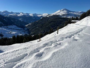 İsviçre Alplerinde ve St. Antoenien köyünde (Kanton Graubuenden, Schweiz)