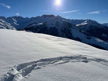 İsviçre Alplerinde ve St. Antoenien köyünde (Kanton Graubuenden, Schweiz)