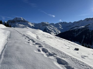 İsviçre Alplerinde ve St. Antoenien köyünde (Kanton Graubuenden, Schweiz)