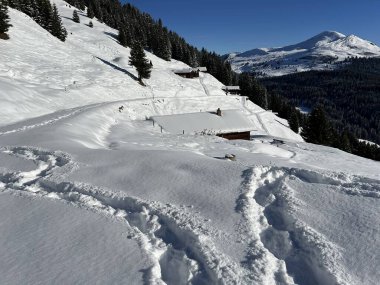 İsviçre Alplerinde ve St. Antoenien köyünde (Kanton Graubuenden, Schweiz)
