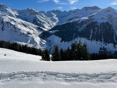 İsviçre Alpleri ve St. Antonien (Kanton Graubuenden, Schweiz) Kantonu üzerindeki St. Antoenien köyünün taze dağlık kar örtüsü üzerinde harika kış yürüyüş yolları ve izler vardır.)