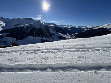 İsviçre Alpleri 'nin taze dağlık kar örtüsünde ve St. Antoenien (veya St. Antonien) - İsviçre' nin Grisons Kantonu (Kanton Graubuenden, Schweiz)